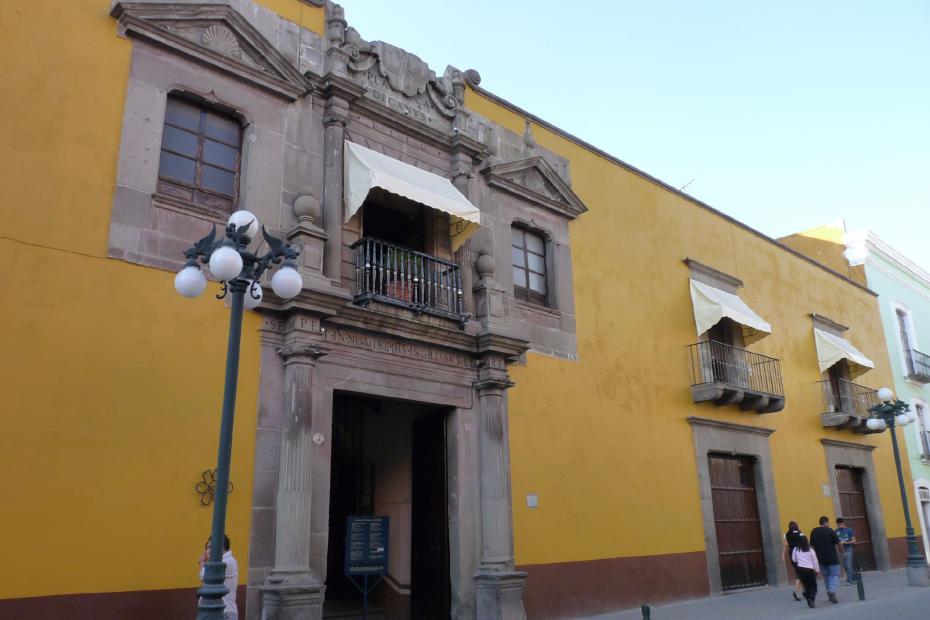 Mexiko: Gelbes Kolonialgebäude in Puebla