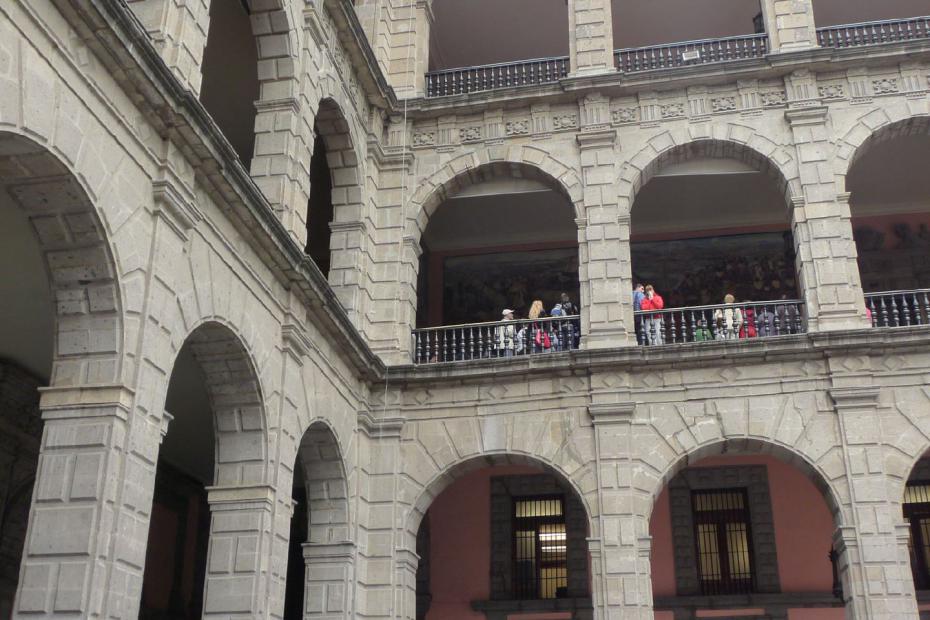 Mexiko: Innenhof des Parlamentsgebäudes