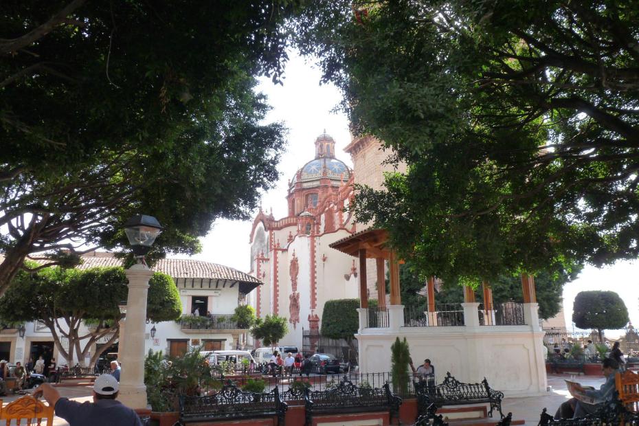Mexiko: Blick über den Zocalo auf die Kirche Santa