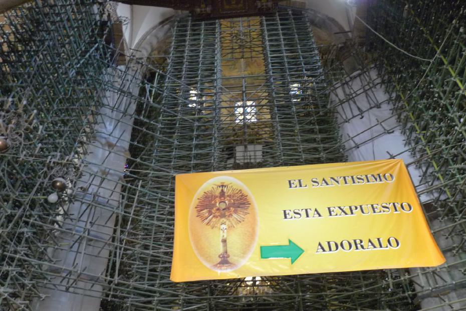 Mexiko: Gerüst in der alten Basilika von Guadalupe