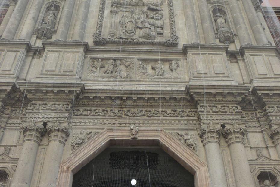 Mexiko: Eingang zur alten Basilika in Guadalupe