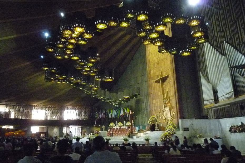 Mexiko: Inneres der neuen Basilika von Guadalupe
