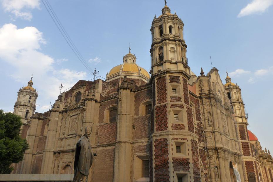 Mexiko: Seitliche Ansicht auf die alte Basilika