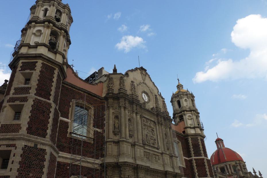 Mexiko: Seitliche Ansicht auf die alte Basilika