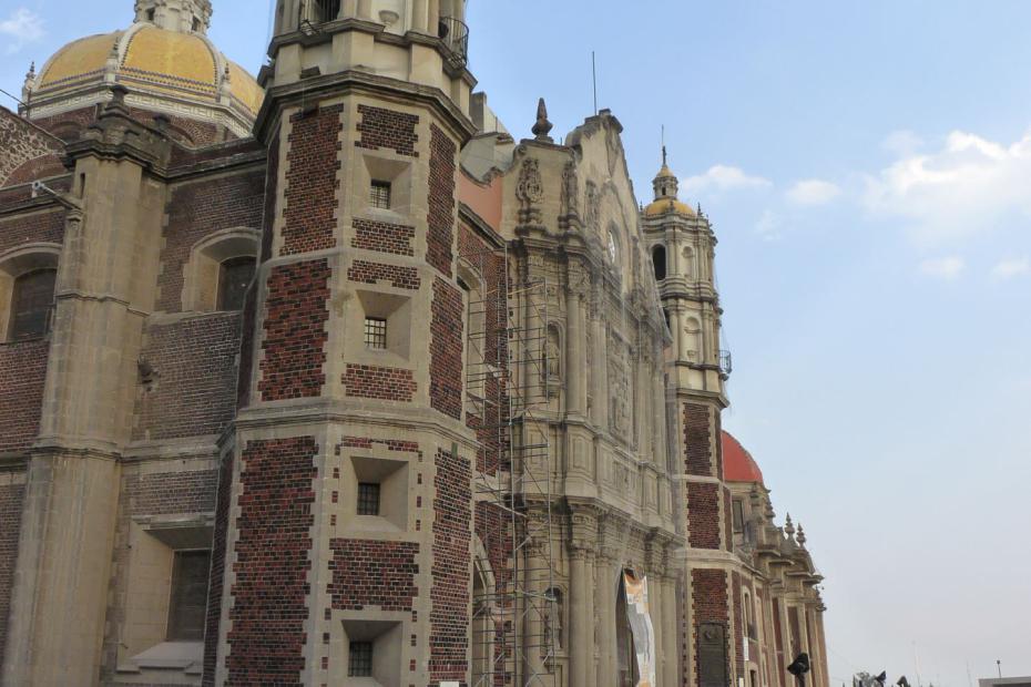 Mexiko: Seitliche Ansicht auf die alte Basilika