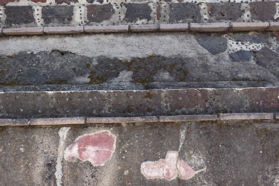 Mexiko: Ehemals bemalte Wand im Palast der Jaguare