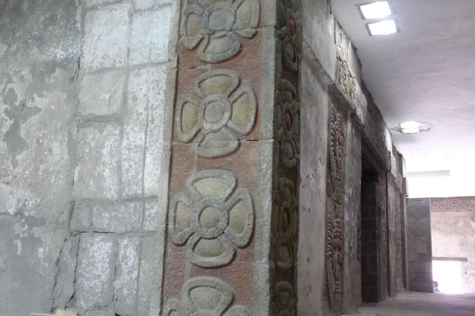 Mexiko: Verzierte Stele im Palast der Jaguare