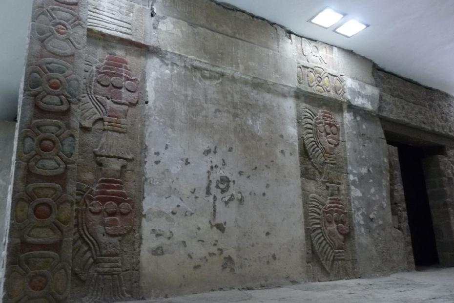 Mexiko: Verzierte Wand im Palast der Jaguare