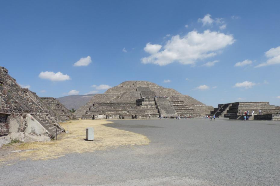 Mexiko: Die Mondpyramide von der Straße der Toten