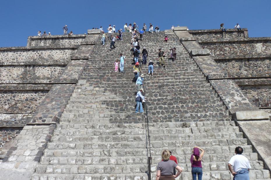 Mexiko: Die Stufen auf die erste Plattform