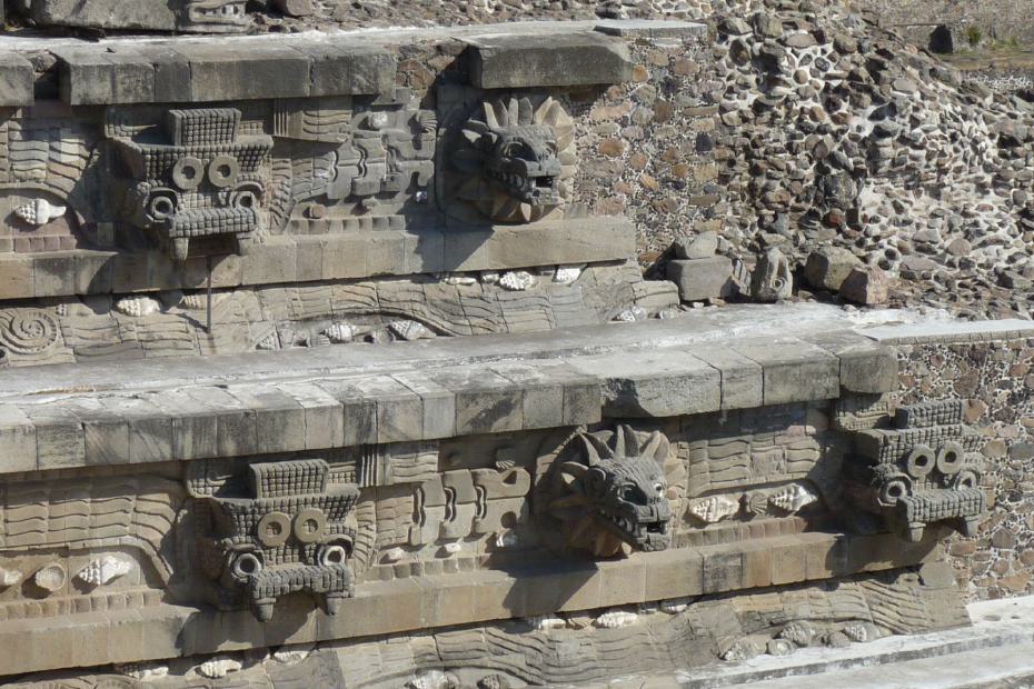 Mexiko: Verziehrungen am Tempel des Quetzalcoatl