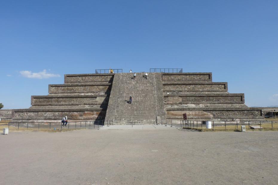 Mexiko: Frontseite des Tempels des Quetzalcoatl