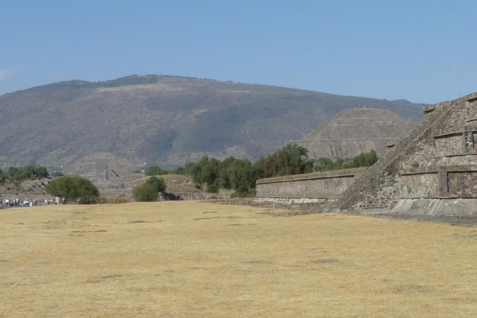 Mexiko: Mondpyramide (im Hintergrund)