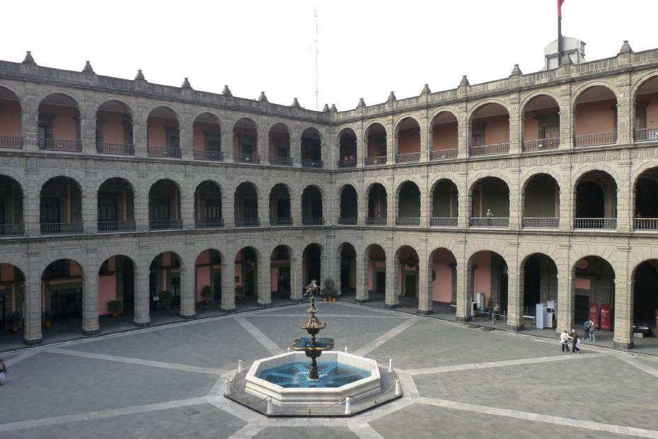Mexiko: Innenhof mit Brunnen des Palacio Nacional