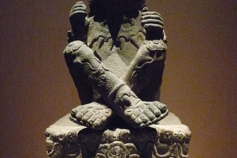Mexiko: Aztekische Statur eines betenden Mannes