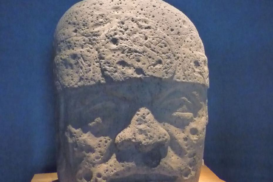 Mexiko: Steinerner Olmekenkopf