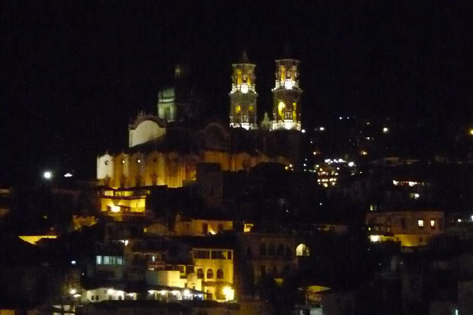 Mexiko: Santa Prisco in Taxco bei Nacht
