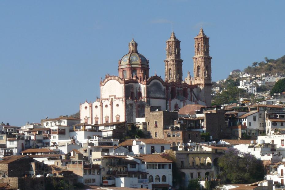 Mexiko: Fernsicht auf die Kirche Santa Prisca