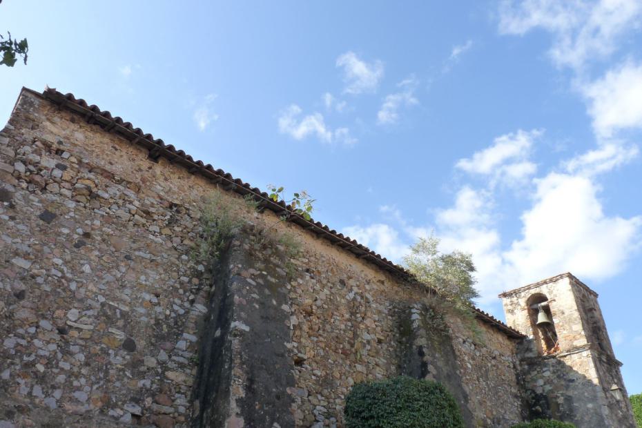Mexiko: Seitliche Sicht auf die alte Kirche