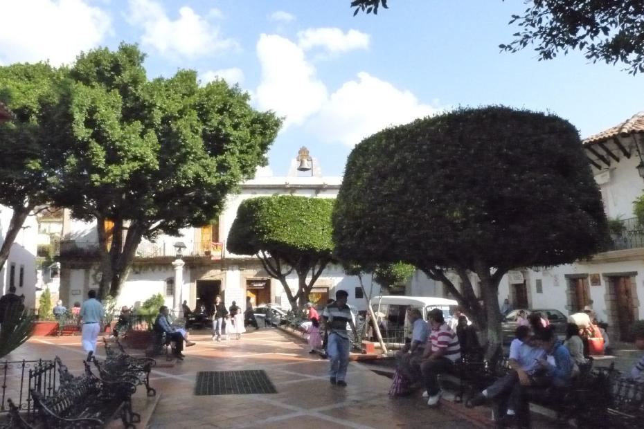 Mexiko: Ostseite des Zocalos von Taxco