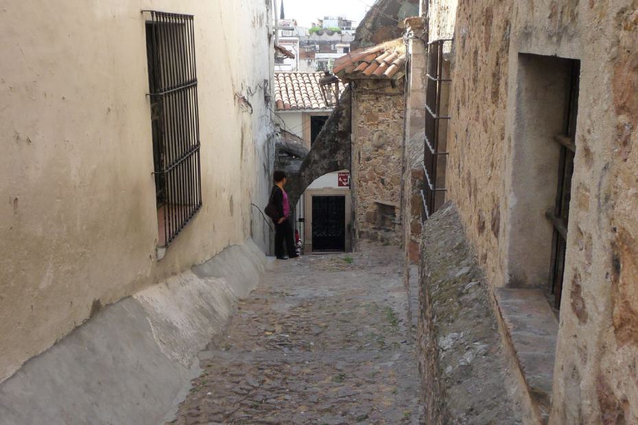 Mexiko: Gasse mit altem Kopfsteinpflaster in Taxco