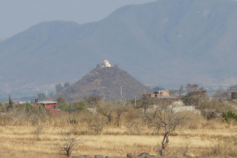 Mexiko: Kirche auf einer Pyramide