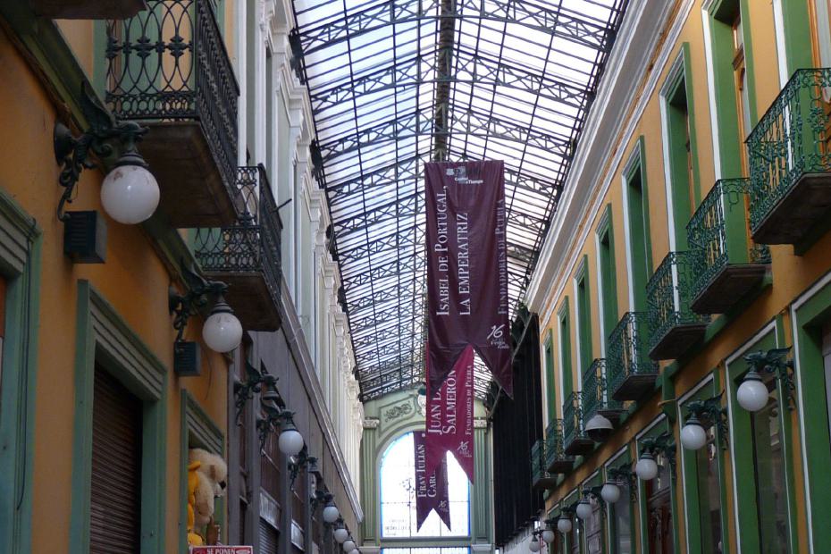 Mexiko: Ladenpassage am Zocalo von Puebla