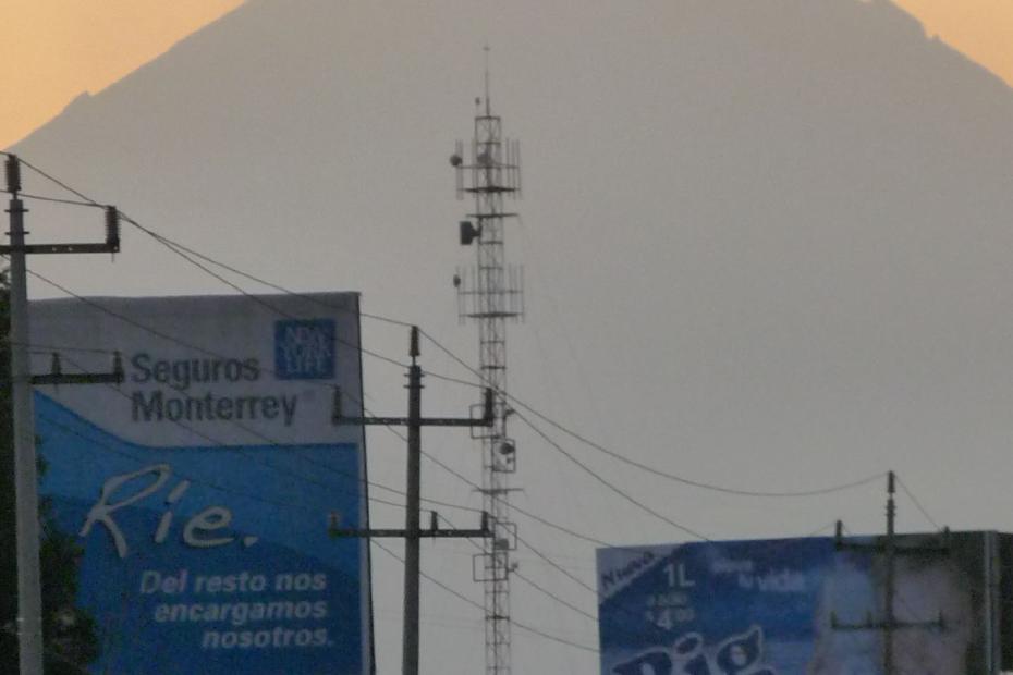 Mexiko: Der Popocatepetl aschespeihend im Hochform
