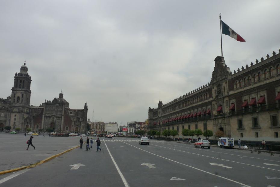 Mexiko: Links die Kathedrale