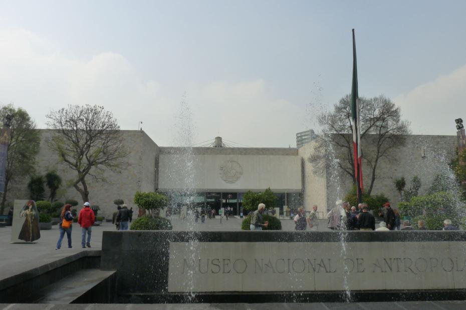 Mexiko: Eingang zum Anthropologischen Museum