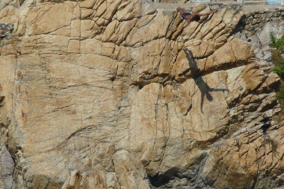 Mexiko: Felsenspringer von Acapulco springt