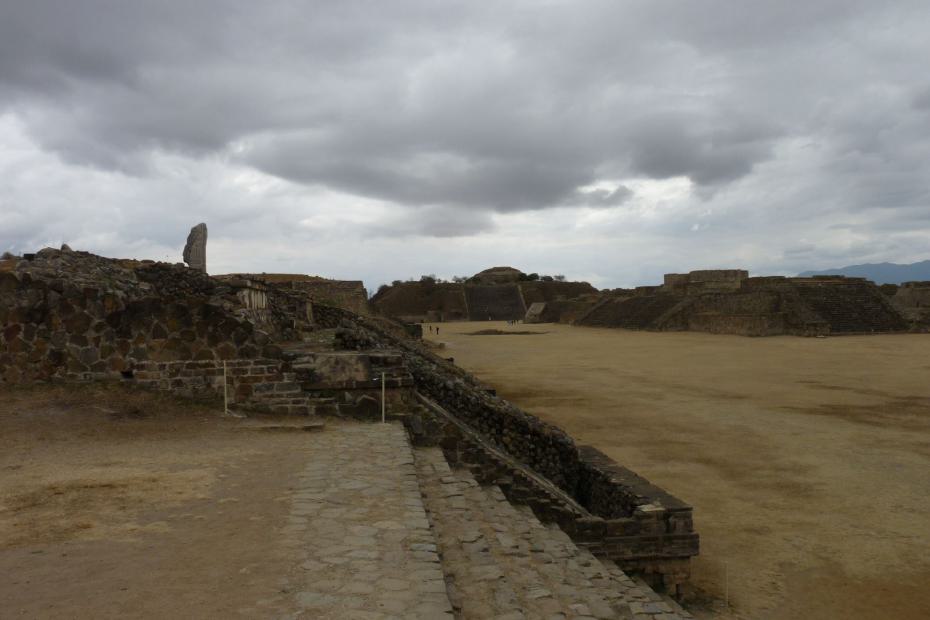 Mexiko: Ostseite des großen Platzes in Monte Alban