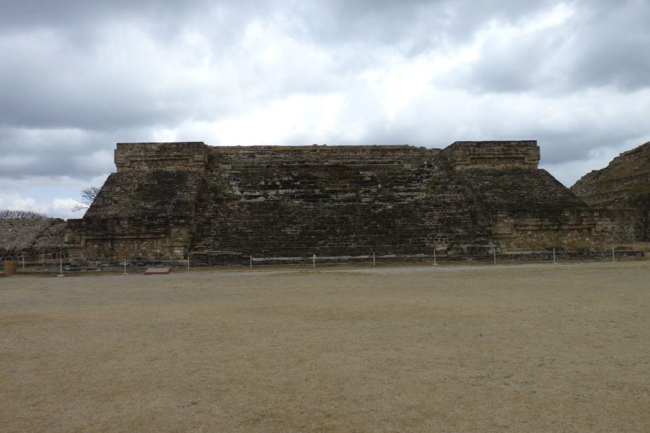 Mexiko: Gebäude II in Monte Alban
