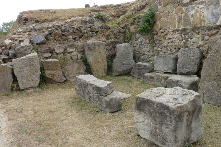 Mexiko: Verzierte Mauersteine in Monte Alban