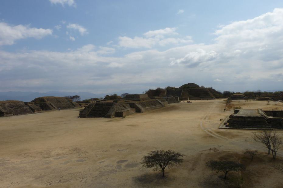 Mexiko: Blick auf den großen Platz in Monte Alban