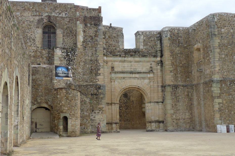 Mexiko: Das Hauptportal zur Abteikirche in Cuilapa