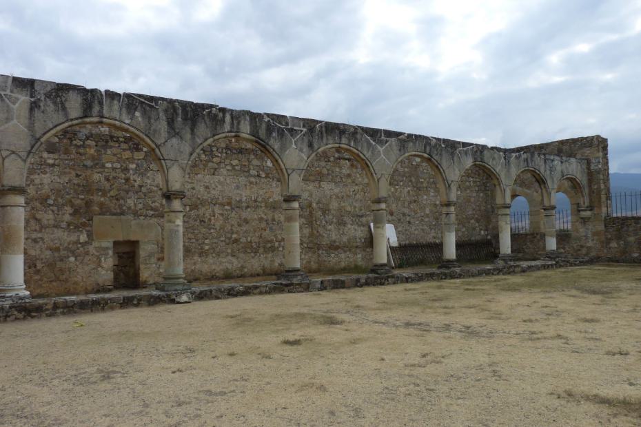 Mexiko: Die Stoa am Kloster Apostel Jakob