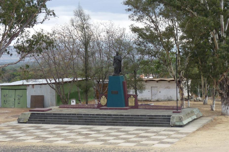 Mexiko: Das Guerrero Denkmal vor dem Kloster