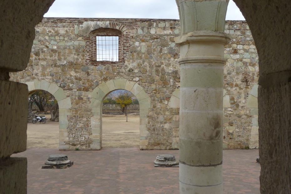 Mexiko: Säulen im Dominikanerkloster Apostel Jakob