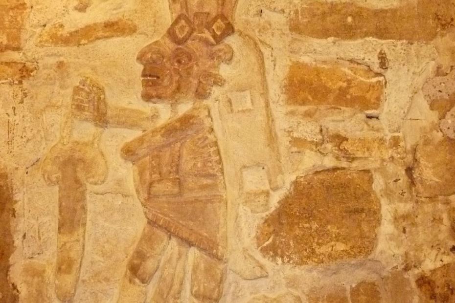 Mexiko: Relief an der Wand eines Grabes in Zaachil