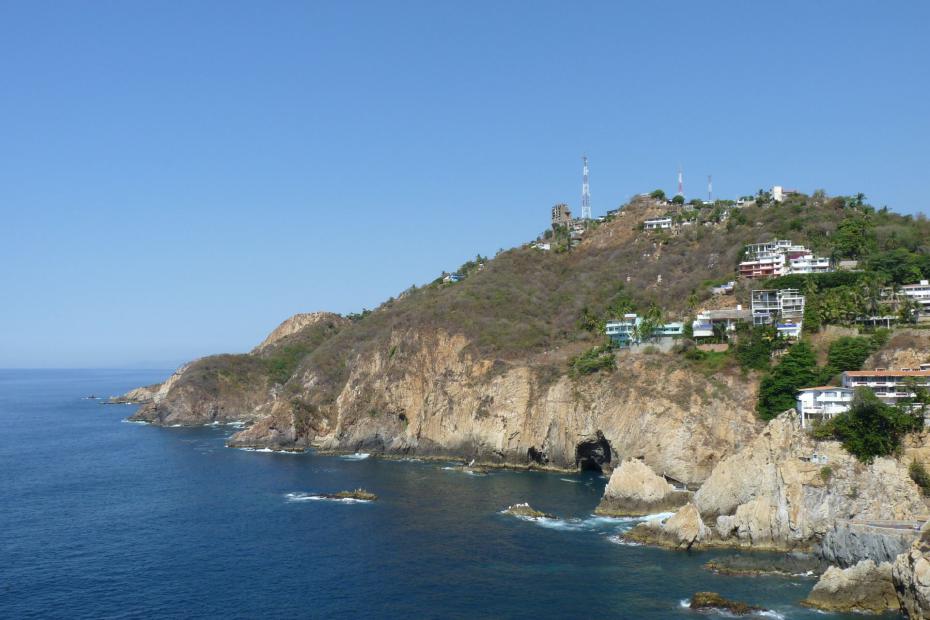 Mexiko: Felsenküste in Acapulco
