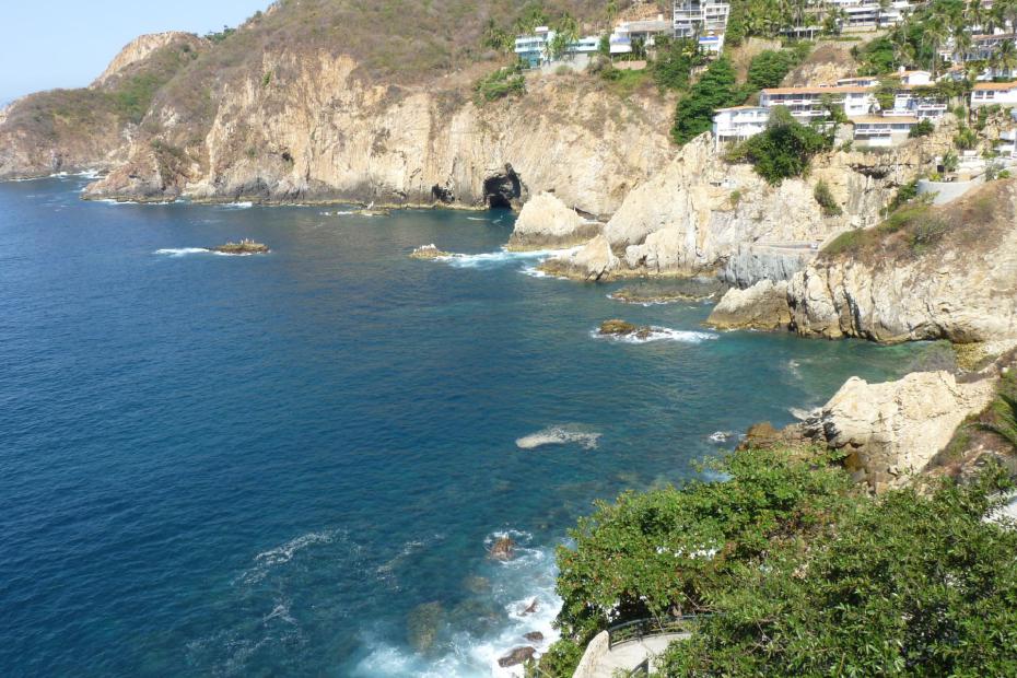 Mexiko: Felsenküste von Acapulco