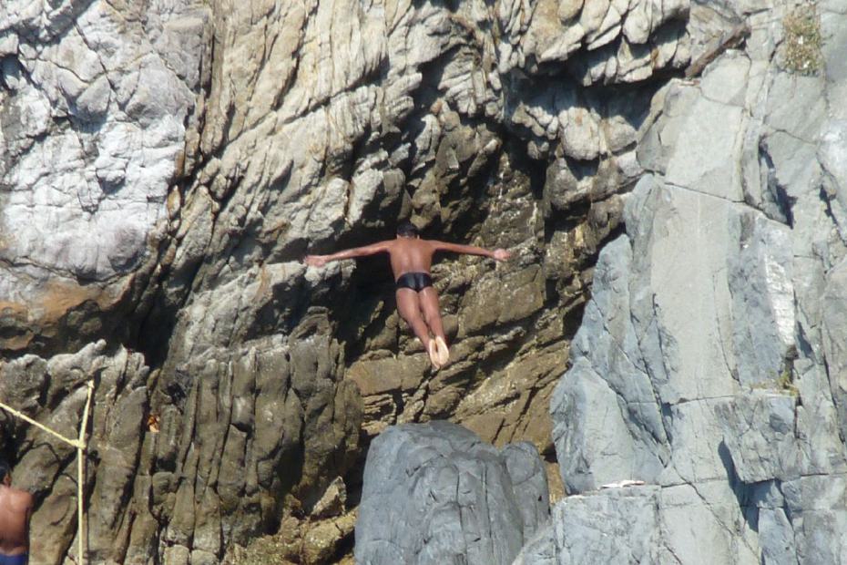 Mexiko: Felsenspringer von Acapulco im Sprung