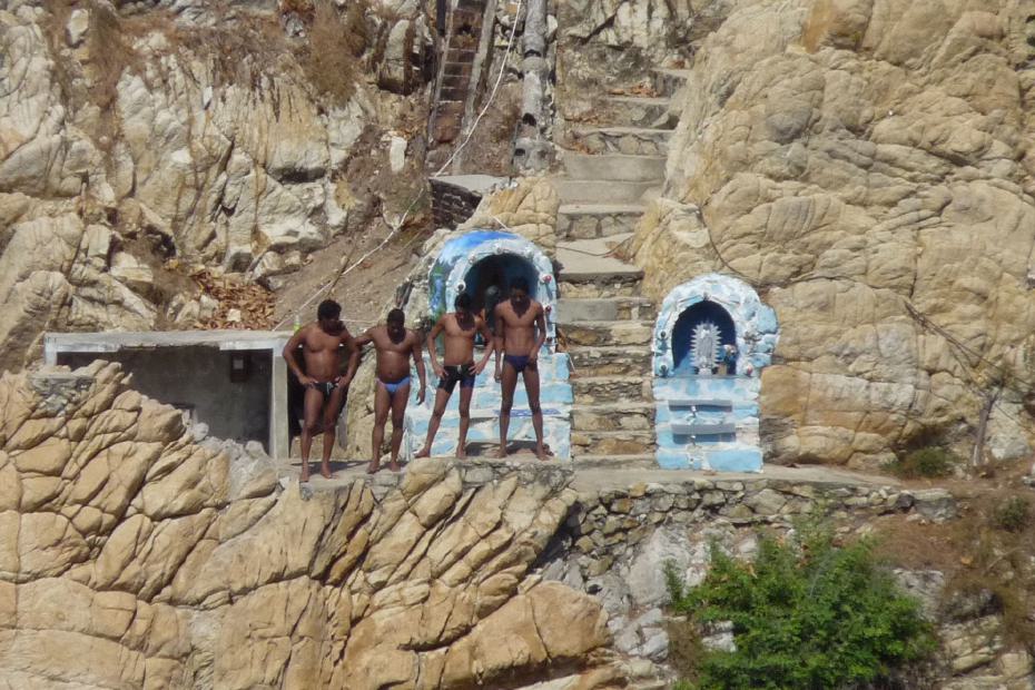 Mexiko: Gruppe von Felsenspringern aus Acapulco