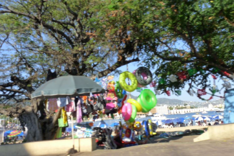 Mexiko: Touristenkiosk am Strand von Acapulco
