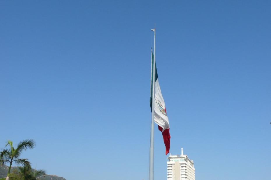 Mexiko: Die Fahne von Mexiko am Strand
