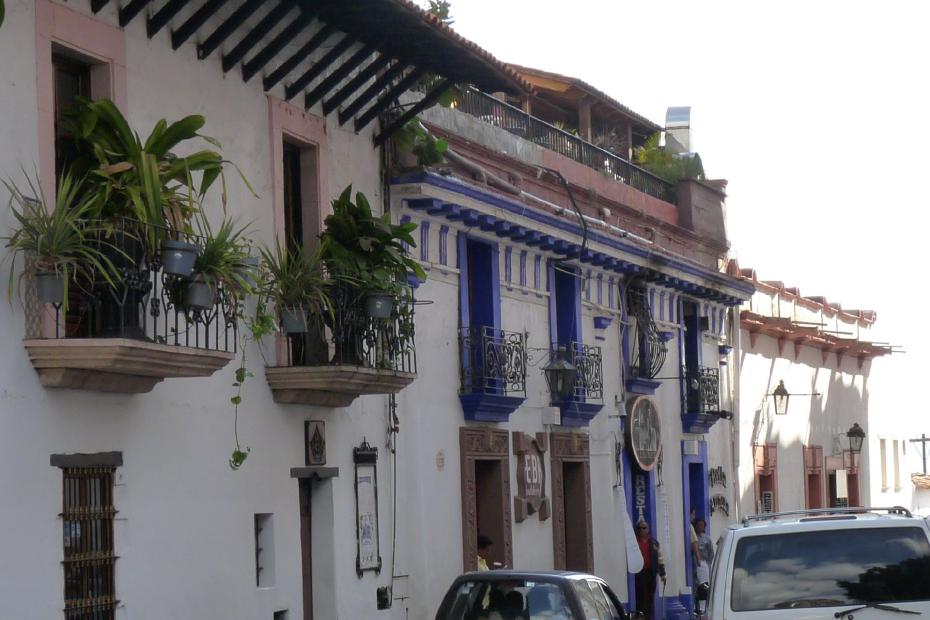 Mexiko: Für Taxco typische weiße Häuser