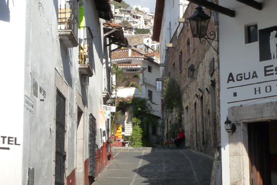Mexiko: Schmale Gasse in der Nähe des Zocalos