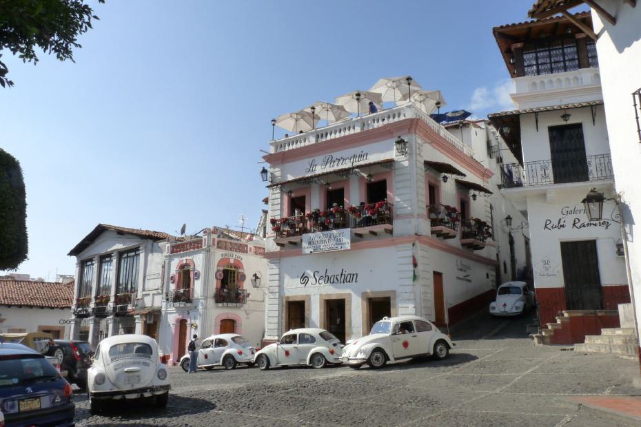 Mexiko: Die Südseite des Zocalos von Taxco