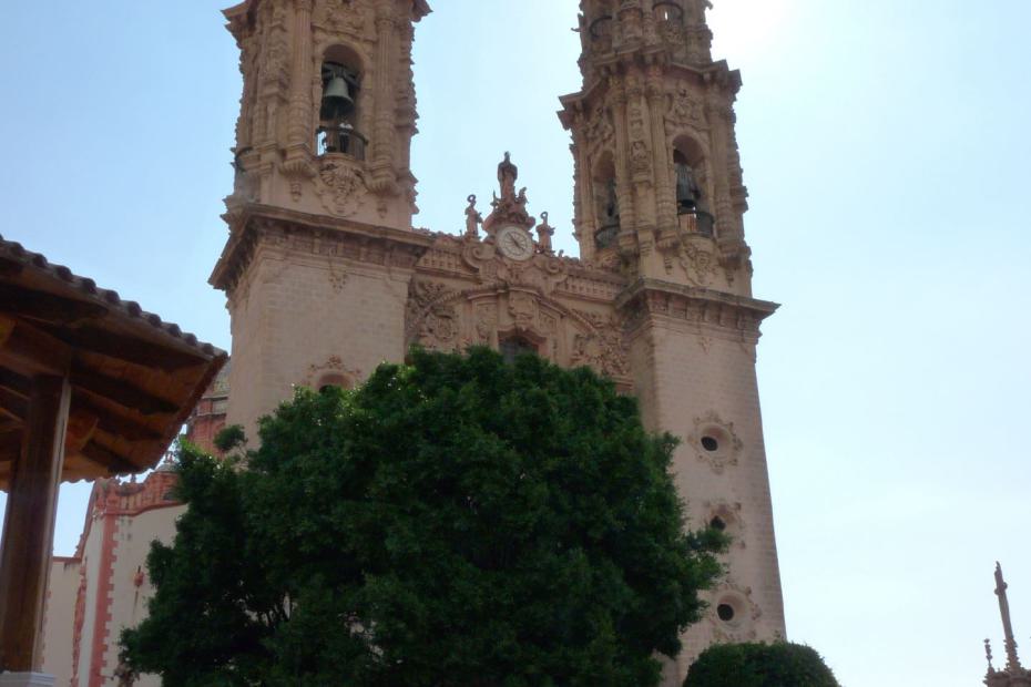 Mexiko: Blick vom Zocalo Taxcos